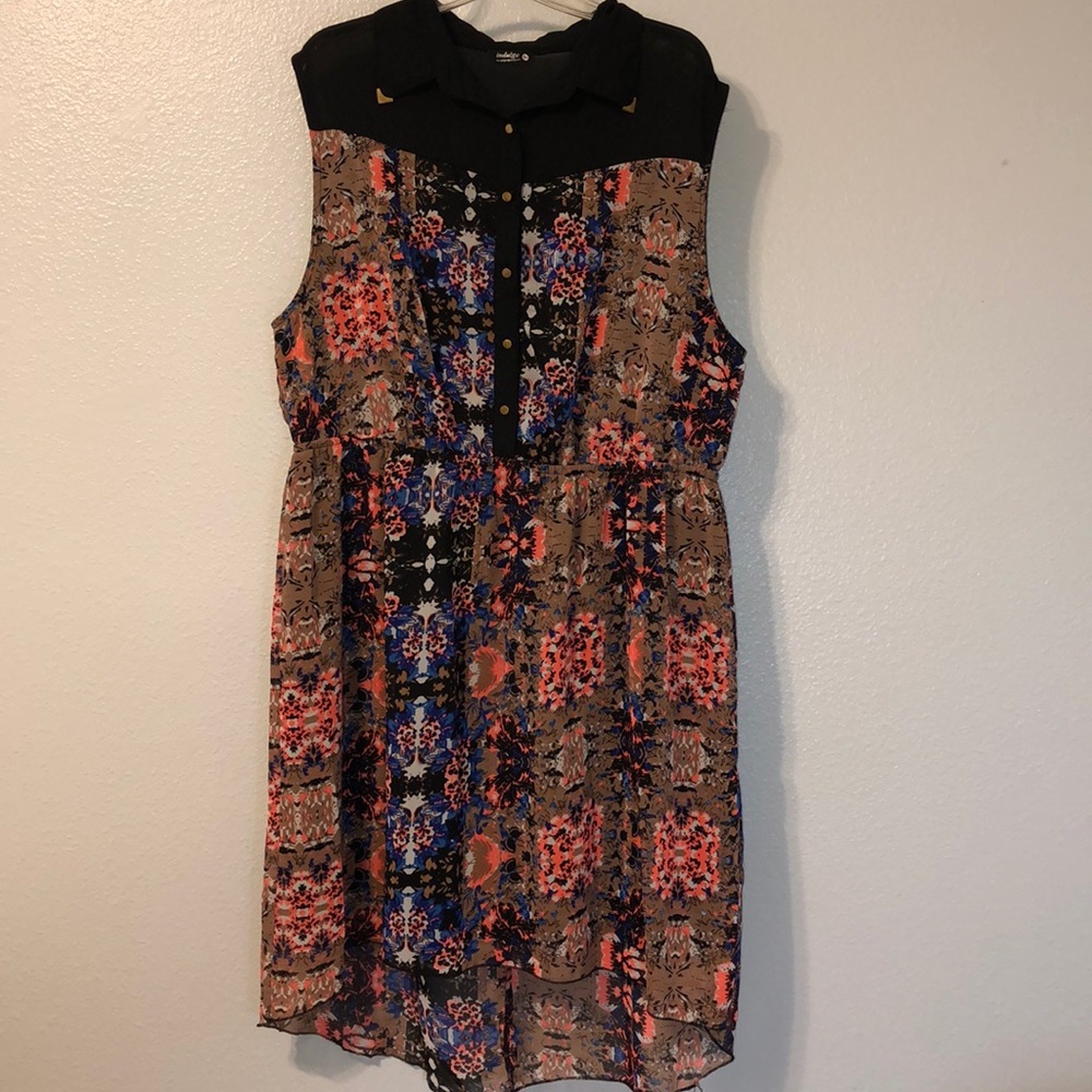 Sleeveless dress with gold details